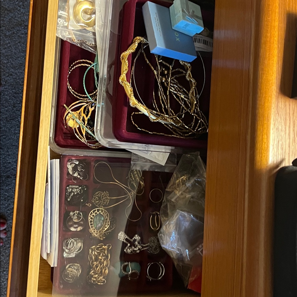 Box of great items brand New Clothing Jewelry, - Picture 5 of 12